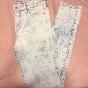 Skinny jegging jeans high waisted